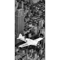 Posters Reprodukce Hawks airplane in flight over New York city, 1938 , (100 x 50 cm)